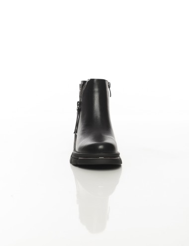 Cette image contient Bottines noires à semelle épaisse et fermeture zippée latérale chez Joliesse. à 159,99 TND en Tunisie. L'he