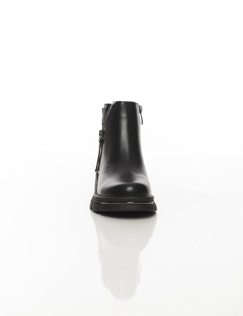 Cette image contient Bottines noires à semelle épaisse et fermeture zippée latérale chez Joliesse. à 159,99 TND en Tunisie. L'he
