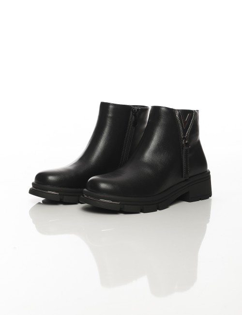 Cette image contient Bottines noires à semelle épaisse et fermeture zippée latérale chez Joliesse. à 159,99 TND en Tunisie. L'he