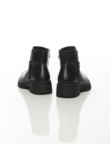 Cette image contient Bottines noires à semelle épaisse et fermeture zippée latérale chez Joliesse. à 159,99 TND en Tunisie. L'he