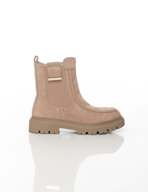 Cette image contient Bottines en suédine à semelle crantée chez Joliesse. à 149,99 TND en Tunisie. L'hexa de l'arrière plan est 