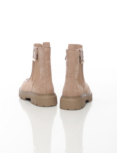 Cette image contient Bottines en suédine à semelle crantée chez Joliesse. à 149,99 TND en Tunisie. L'hexa de l'arrière plan est 