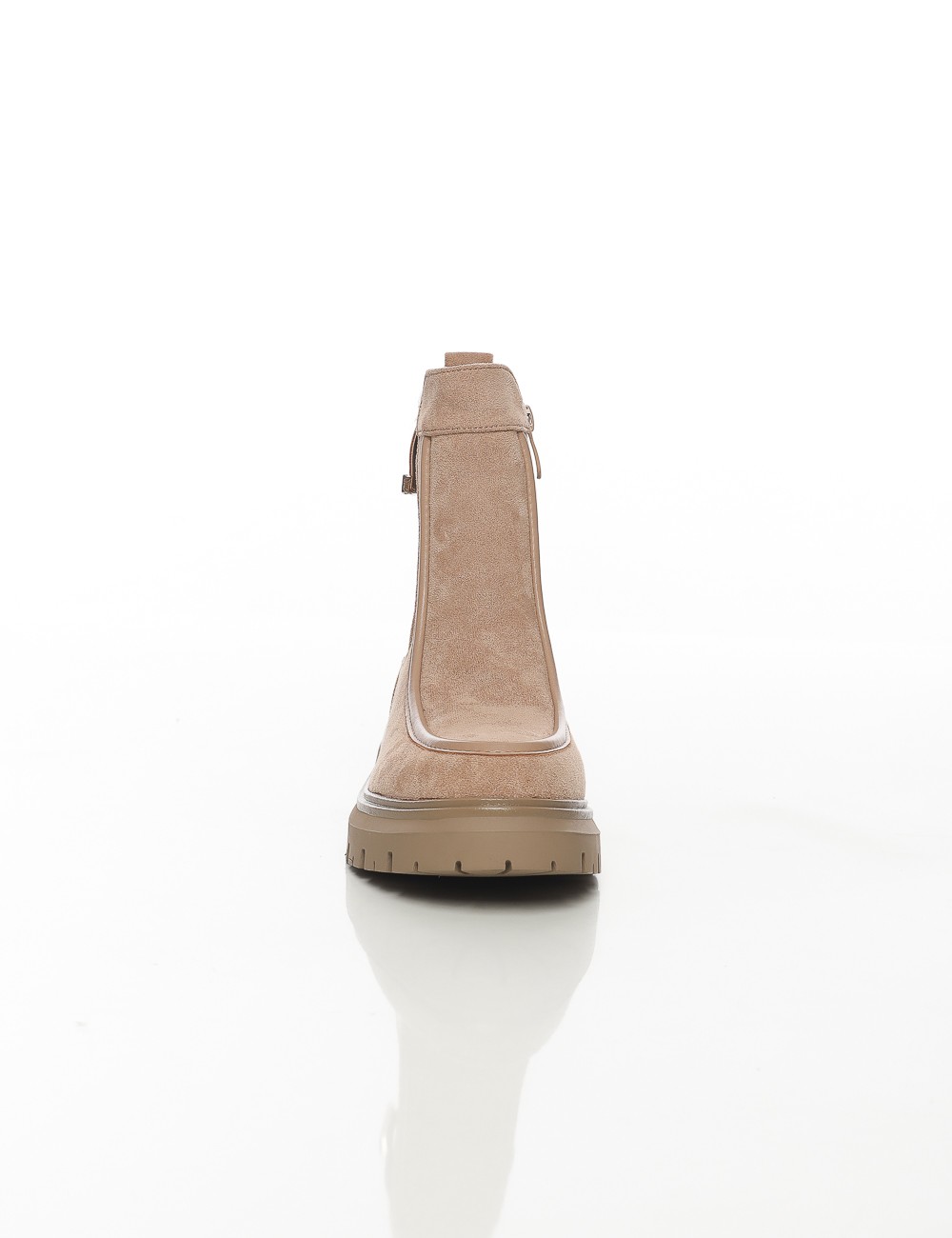 Cette image contient Bottines en suédine à semelle crantée chez Joliesse. à 149,99 TND en Tunisie. L'hexa de l'arrière plan est 