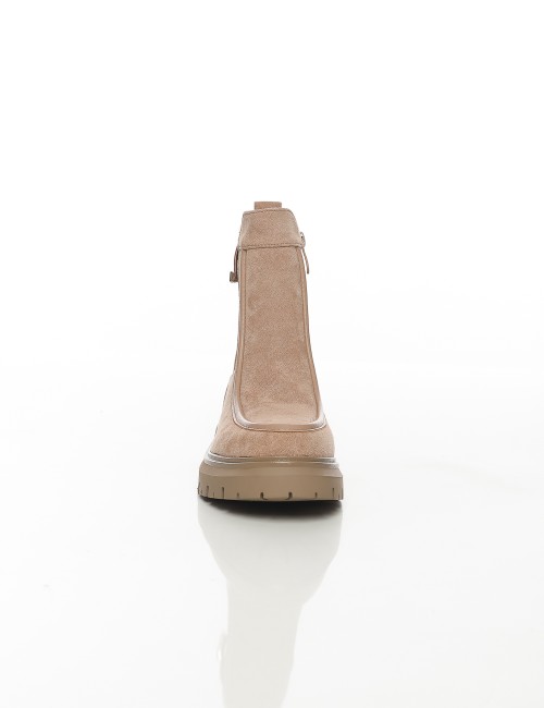 Cette image contient Bottines en suédine à semelle crantée chez Joliesse. à 149,99 TND en Tunisie. L'hexa de l'arrière plan est 