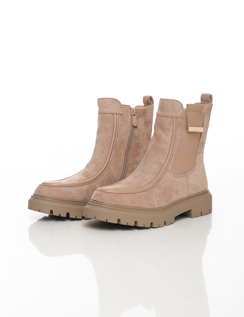 Cette image contient Bottines en suédine à semelle crantée chez Joliesse. à 149,99 TND en Tunisie. L'hexa de l'arrière plan est 