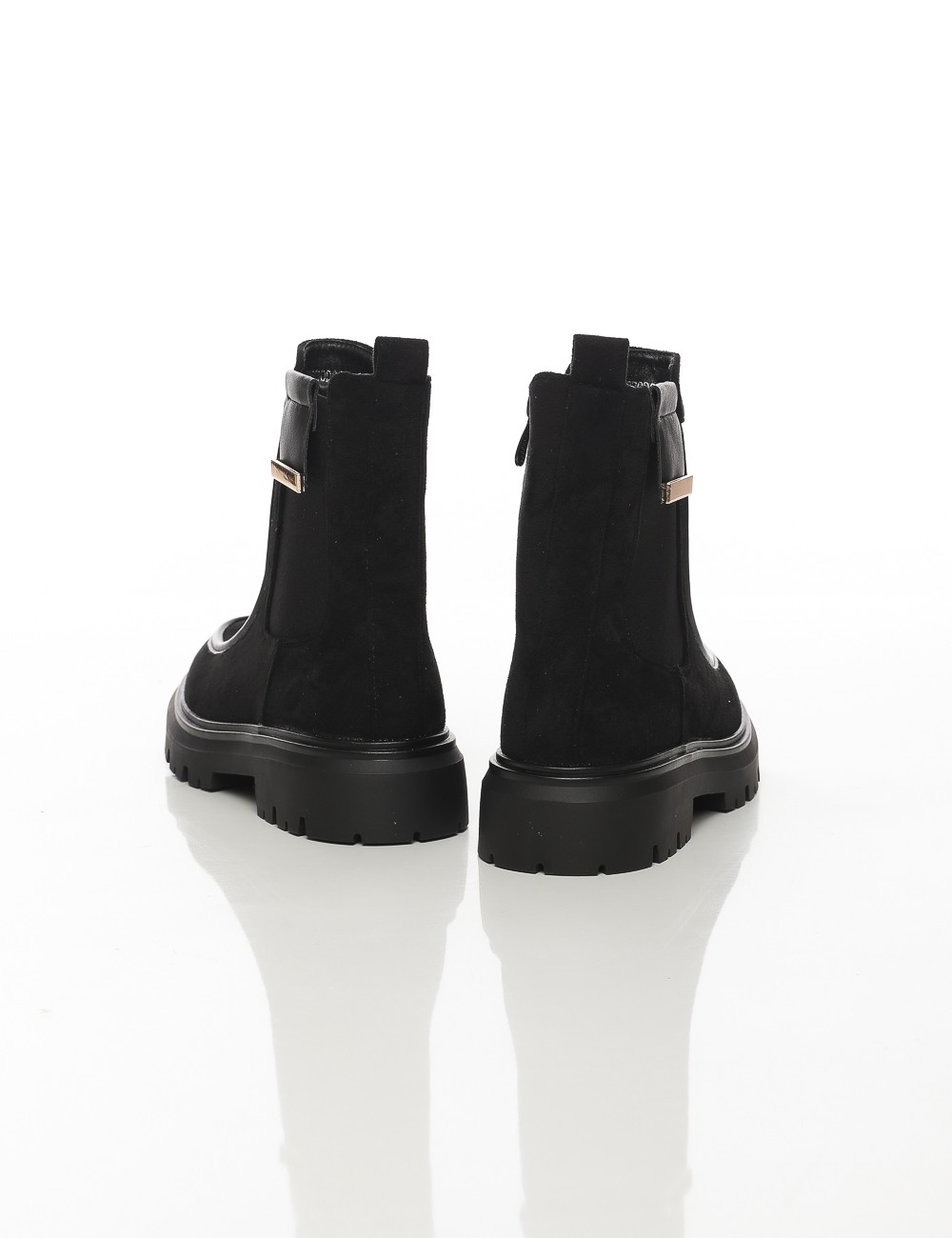 Cette image contient Bottines en suédine à semelle crantée chez Joliesse. à 149,99 TND en Tunisie. L'hexa de l'arrière plan est 