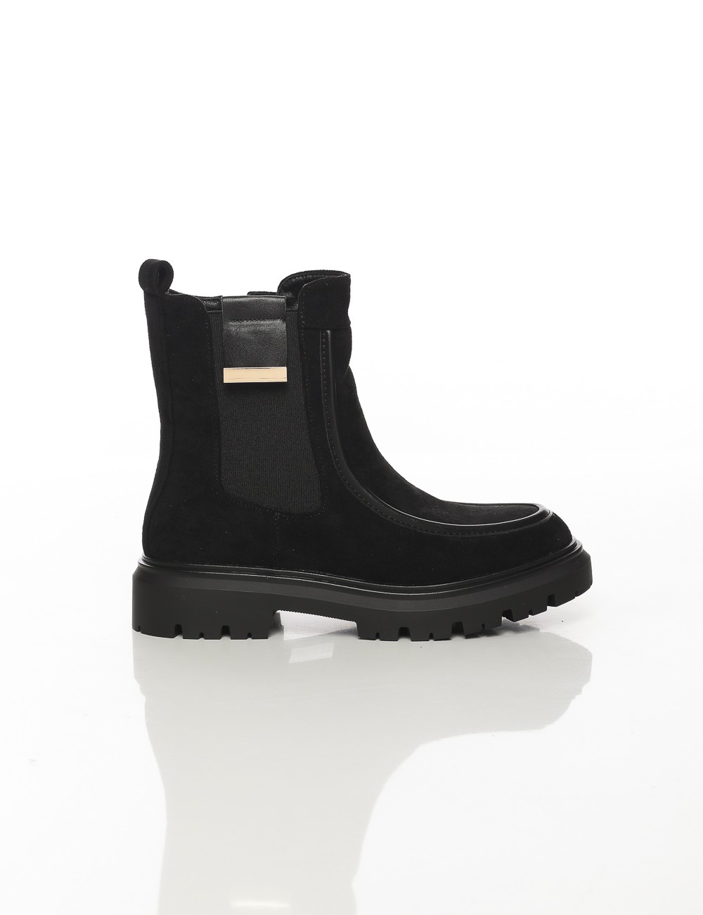 Cette image contient Bottines en suédine à semelle crantée chez Joliesse. à 149,99 TND en Tunisie. L'hexa de l'arrière plan est Cette image contient Bottines en suédine à semelle crantée chez Joliesse. à 149,99 TND en Tunisie. L'hexa de l'arrière plan est