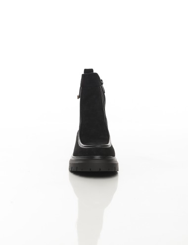 Cette image contient Bottines en suédine à semelle crantée chez Joliesse. à 149,99 TND en Tunisie. L'hexa de l'arrière plan est 