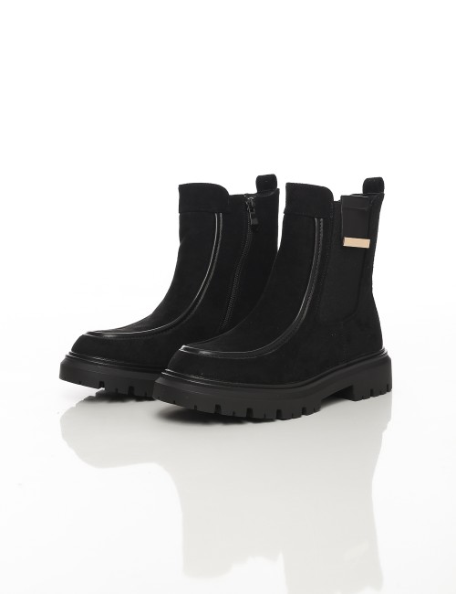 Cette image contient Bottines en suédine à semelle crantée chez Joliesse. à 149,99 TND en Tunisie. L'hexa de l'arrière plan est 
