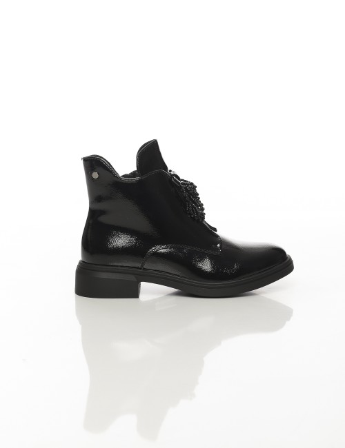 Cette image contient Bottines vernies noires avec pampilles décoratives chez Joliesse. à 159,99 TND en Tunisie. L'hexa de l'arri