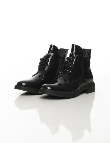 Cette image contient Bottines vernies noires avec pampilles décoratives chez Joliesse. à 159,99 TND en Tunisie. L'hexa de l'arri