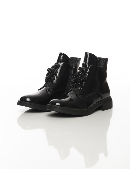 Cette image contient Bottines vernies noires avec pampilles décoratives chez Joliesse. à 159,99 TND en Tunisie. L'hexa de l'arri