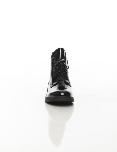 Cette image contient Bottines vernies noires avec pampilles décoratives chez Joliesse. à 159,99 TND en Tunisie. L'hexa de l'arri