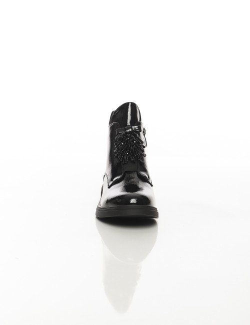 Cette image contient Bottines vernies noires avec pampilles décoratives chez Joliesse. à 159,99 TND en Tunisie. L'hexa de l'arri
