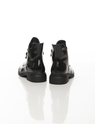 Cette image contient Bottines vernies noires avec pampilles décoratives chez Joliesse. à 159,99 TND en Tunisie. L'hexa de l'arri