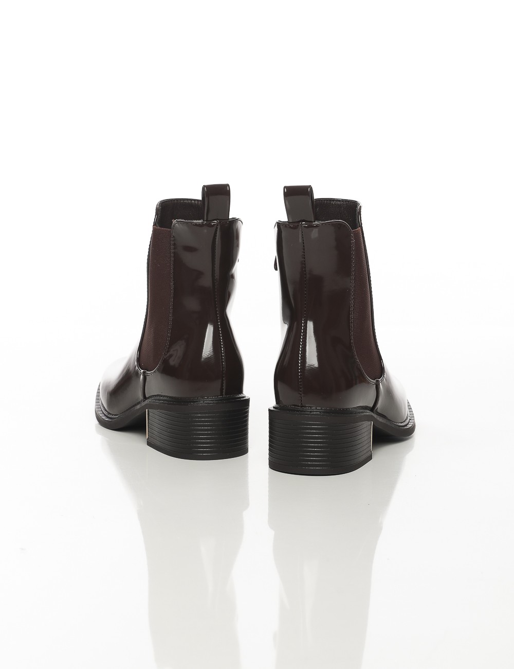 Cette image contient Bottines vernies à talon carré chez Joliesse. à 159,99 TND en Tunisie. L'hexa de l'arrière plan est #E7E7E7