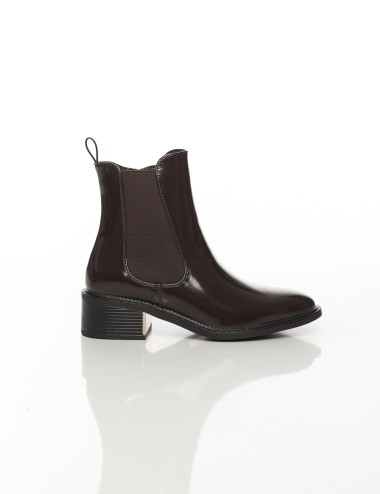 Cette image contient Bottines vernies à talon carré chez Joliesse. à 159,99 TND en Tunisie. L'hexa de l'arrière plan est #E7E7E7