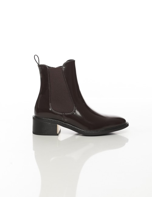 Cette image contient Bottines vernies à talon carré chez Joliesse. à 159,99 TND en Tunisie. L'hexa de l'arrière plan est #E7E7E7