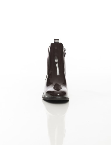 Cette image contient Bottines vernies à talon carré chez Joliesse. à 159,99 TND en Tunisie. L'hexa de l'arrière plan est #E7E7E7