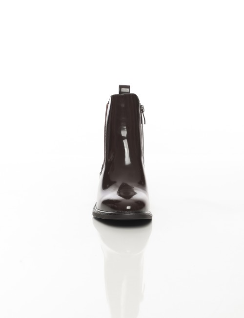Cette image contient Bottines vernies à talon carré chez Joliesse. à 159,99 TND en Tunisie. L'hexa de l'arrière plan est #E7E7E7