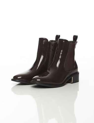 Cette image contient Bottines vernies à talon carré chez Joliesse. à 159,99 TND en Tunisie. L'hexa de l'arrière plan est #E7E7E7