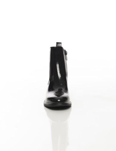 Cette image contient Bottines vernies à talon carré chez Joliesse. à 159,99 TND en Tunisie. L'hexa de l'arrière plan est #E7E7E7