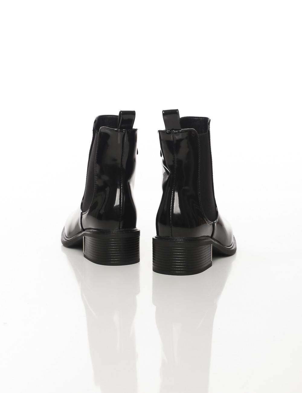 Cette image contient Bottines vernies à talon carré chez Joliesse. à 159,99 TND en Tunisie. L'hexa de l'arrière plan est #E7E7E7