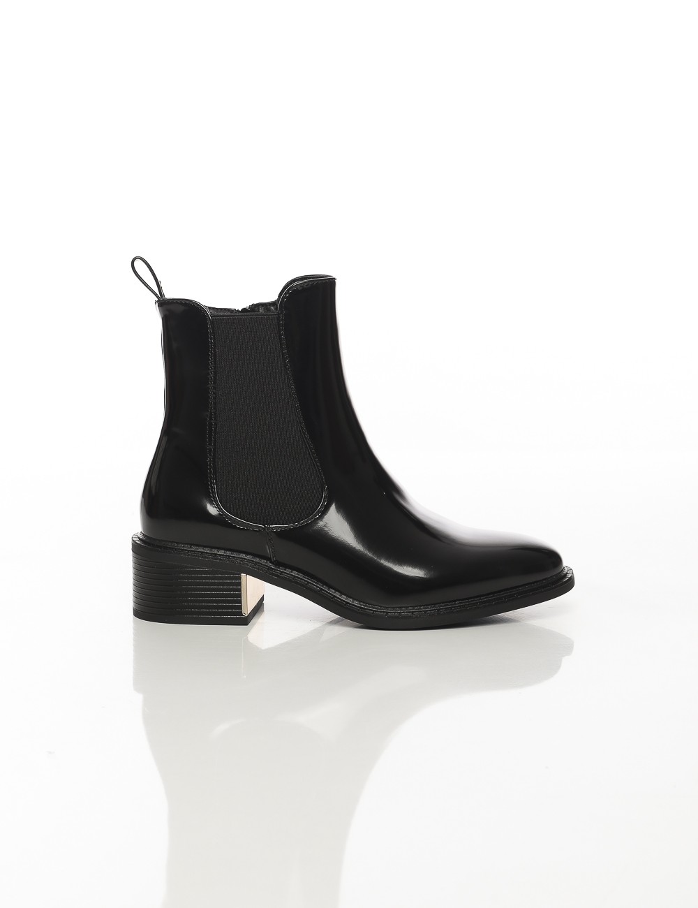 Cette image contient Bottines vernies à talon carré chez Joliesse. à 159,99 TND en Tunisie. L'hexa de l'arrière plan est #E7E7E7 Cette image contient Bottines vernies à talon carré chez Joliesse. à 159,99 TND en Tunisie. L'hexa de l'arrière plan est #E7E7E7