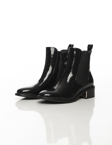 Cette image contient Bottines vernies à talon carré chez Joliesse. à 159,99 TND en Tunisie. L'hexa de l'arrière plan est #E7E7E7