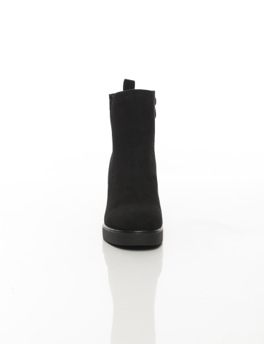 Cette image contient Bottines compensées noires en suédine chez Joliesse. à 169,99 TND en Tunisie. L'hexa de l'arrière plan est 