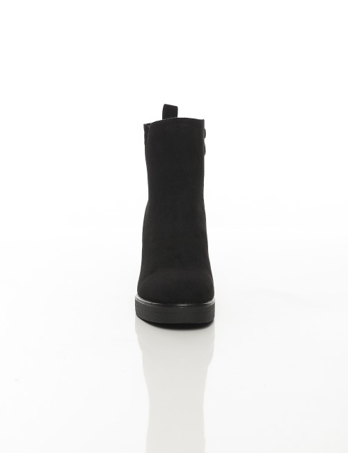 Cette image contient Bottines compensées noires en suédine chez Joliesse. à 169,99 TND en Tunisie. L'hexa de l'arrière plan est 