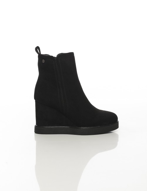 Cette image contient Bottines compensées noires en suédine chez Joliesse. à 169,99 TND en Tunisie. L'hexa de l'arrière plan est 