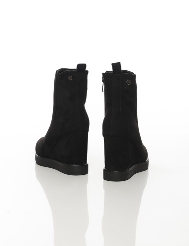 Cette image contient Bottines compensées noires en suédine chez Joliesse. à 169,99 TND en Tunisie. L'hexa de l'arrière plan est 