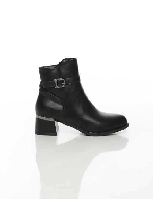 Cette image contient Bottines noires à talon carré avec bride décorative chez Joliesse. à 159,99 TND en Tunisie. L'hexa de l'arr
