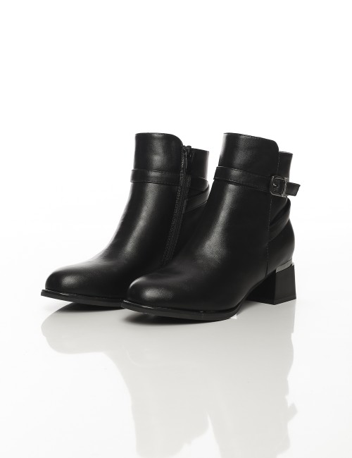 Cette image contient Bottines noires à talon carré avec bride décorative chez Joliesse. à 159,99 TND en Tunisie. L'hexa de l'arr