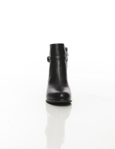 Cette image contient Bottines noires à talon carré avec bride décorative chez Joliesse. à 159,99 TND en Tunisie. L'hexa de l'arr