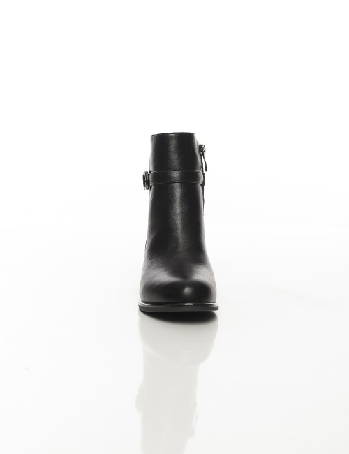 Cette image contient Bottines noires à talon carré avec bride décorative chez Joliesse. à 159,99 TND en Tunisie. L'hexa de l'arr