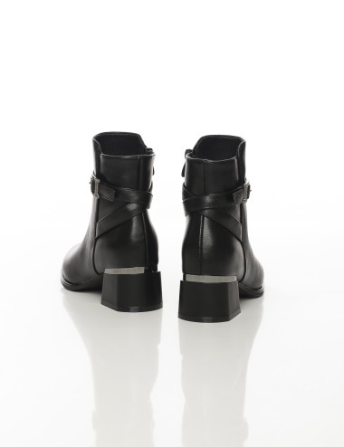 Cette image contient Bottines noires à talon carré avec bride décorative chez Joliesse. à 159,99 TND en Tunisie. L'hexa de l'arr