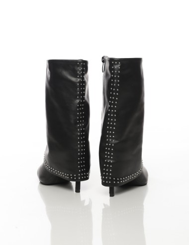 Cette image contient Bottines noires à talon fin et clous décoratifs chez Joliesse. à 189,99 TND en Tunisie. L'hexa de l'arrière