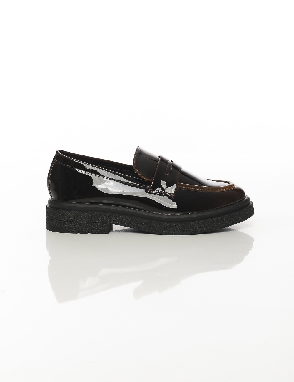 Cette image contient Mocassins vernis noirs à semelle épaisse chez Joliesse. à 0,00 TND en Tunisie. L'hexa de l'arrière plan est Cette image contient Mocassins vernis noirs à semelle épaisse chez Joliesse. à 0,00 TND en Tunisie. L'hexa de l'arrière plan est