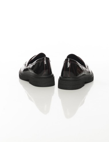 Cette image contient Mocassins vernis noirs à semelle épaisse chez Joliesse. à 0,00 TND en Tunisie. L'hexa de l'arrière plan est