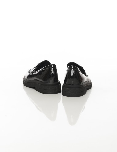 Cette image contient Mocassins vernis noirs à semelle épaisse chez Joliesse. à 0,00 TND en Tunisie. L'hexa de l'arrière plan est