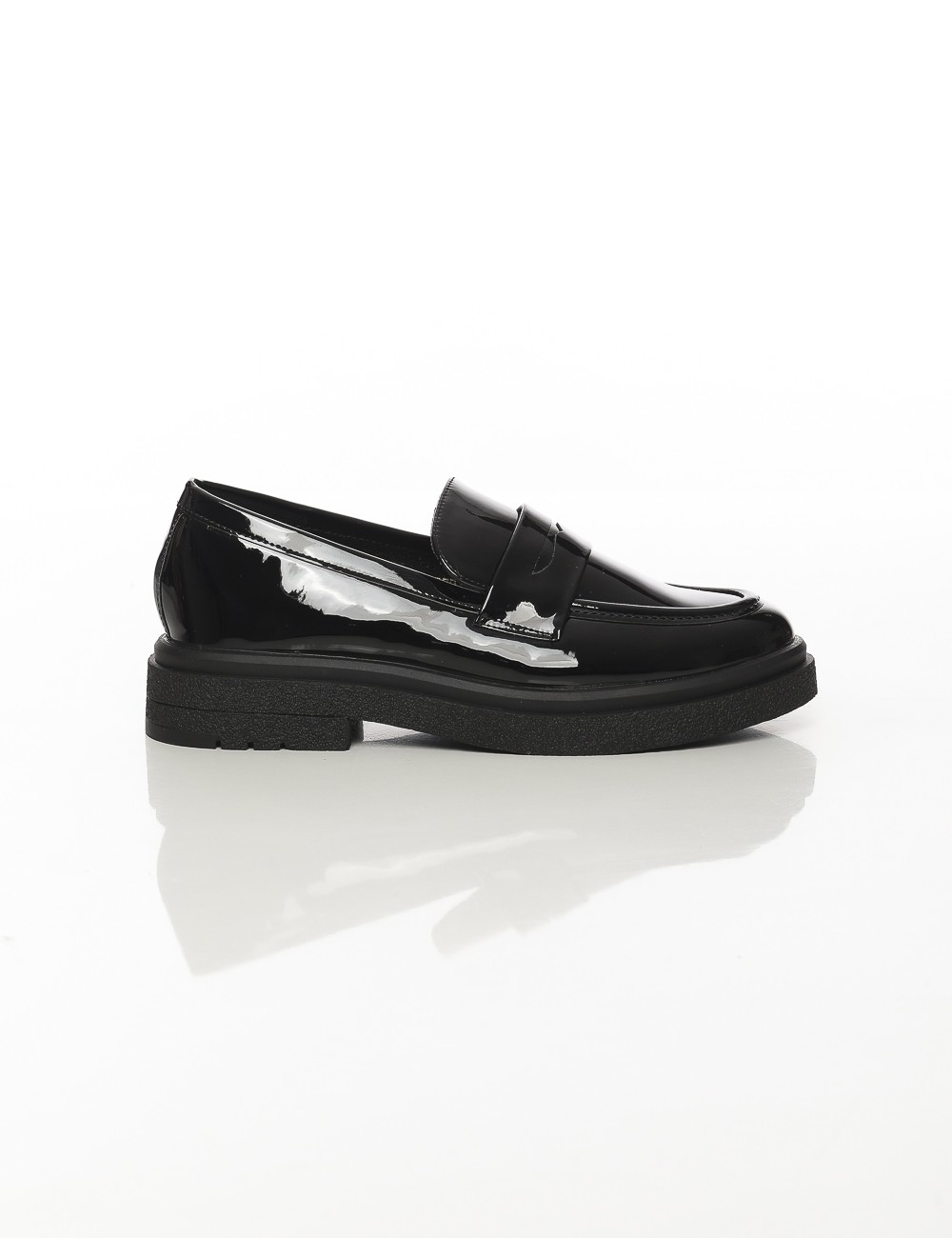 Cette image contient Mocassins vernis noirs à semelle épaisse chez Joliesse. à 0,00 TND en Tunisie. L'hexa de l'arrière plan est Cette image contient Mocassins vernis noirs à semelle épaisse chez Joliesse. à 0,00 TND en Tunisie. L'hexa de l'arrière plan est