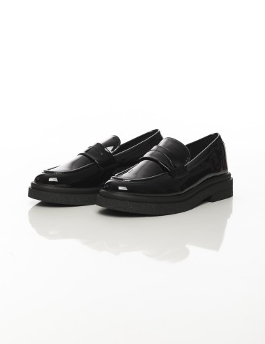 Cette image contient Mocassins vernis noirs à semelle épaisse chez Joliesse. à 0,00 TND en Tunisie. L'hexa de l'arrière plan est