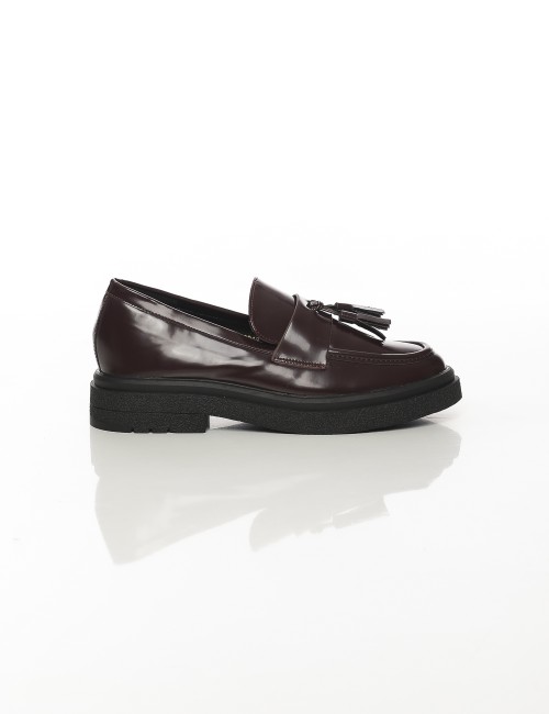 Cette image contient Mocassins vernis à pampilles Noir ou Marron chez Joliesse. à 99,99 TND en Tunisie. L'hexa de l'arrière plan