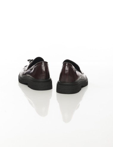 Cette image contient Mocassins vernis à pampilles Noir ou Marron chez Joliesse. à 99,99 TND en Tunisie. L'hexa de l'arrière plan