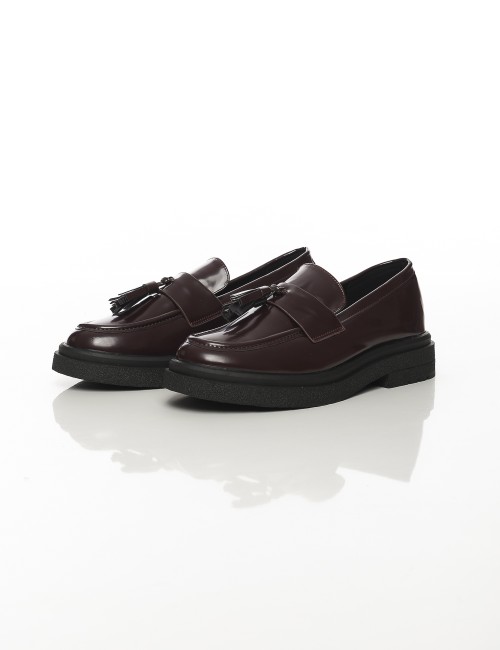 Cette image contient Mocassins vernis à pampilles Noir ou Marron chez Joliesse. à 99,99 TND en Tunisie. L'hexa de l'arrière plan