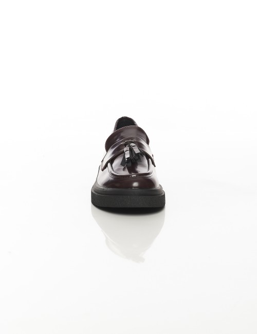 Cette image contient Mocassins vernis à pampilles Noir ou Marron chez Joliesse. à 99,99 TND en Tunisie. L'hexa de l'arrière plan