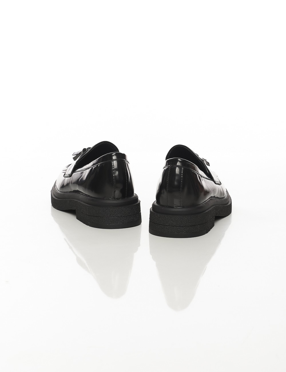 Cette image contient Mocassins vernis à pampilles Noir ou Marron chez Joliesse. à 99,99 TND en Tunisie. L'hexa de l'arrière plan