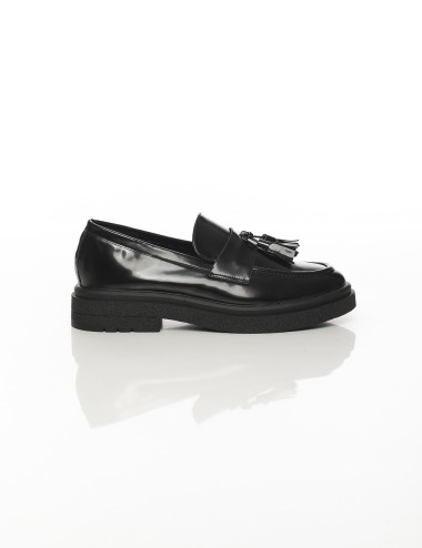 Cette image contient Mocassins vernis à pampilles Noir ou Marron chez Joliesse. à 99,99 TND en Tunisie. L'hexa de l'arrière plan